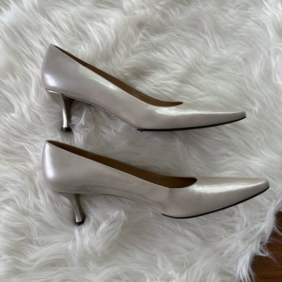 Stuart Weitzman | Womens Metallic Pointed Toe Kitten Heel Pump Pearl Wedding 8.5 - Picture 5 of 8